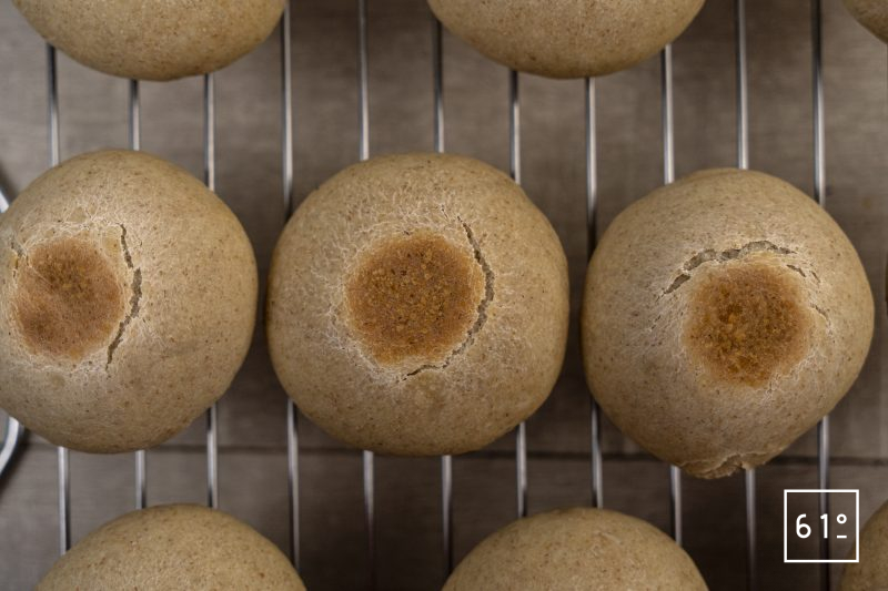 Muffins anglais vegan au levain - refroidir sur une grille après la cuisson