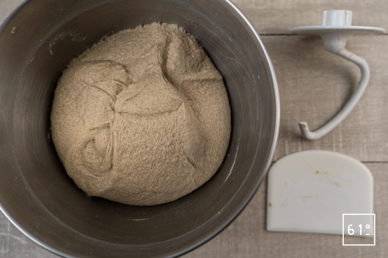Pain à la farine torréfiée - Donner des tours pour renforcer le réseau de gluten