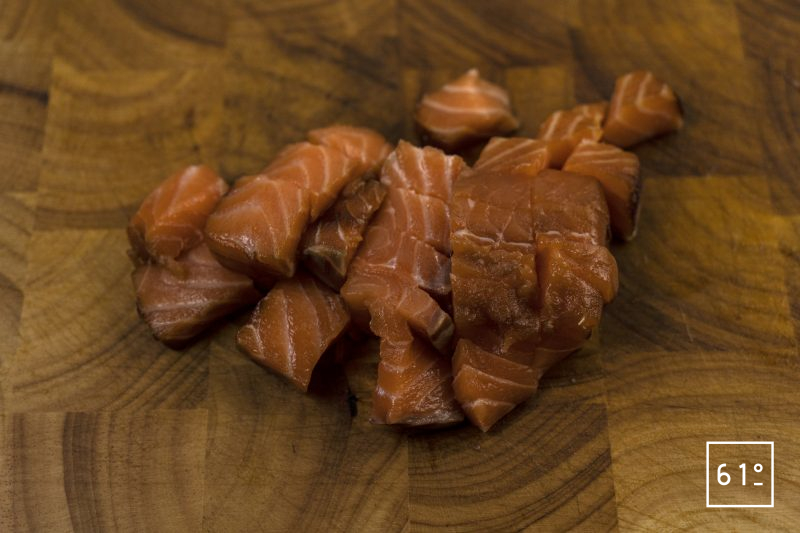 Beignet de carottes et saumon - Découper le saumon en cube