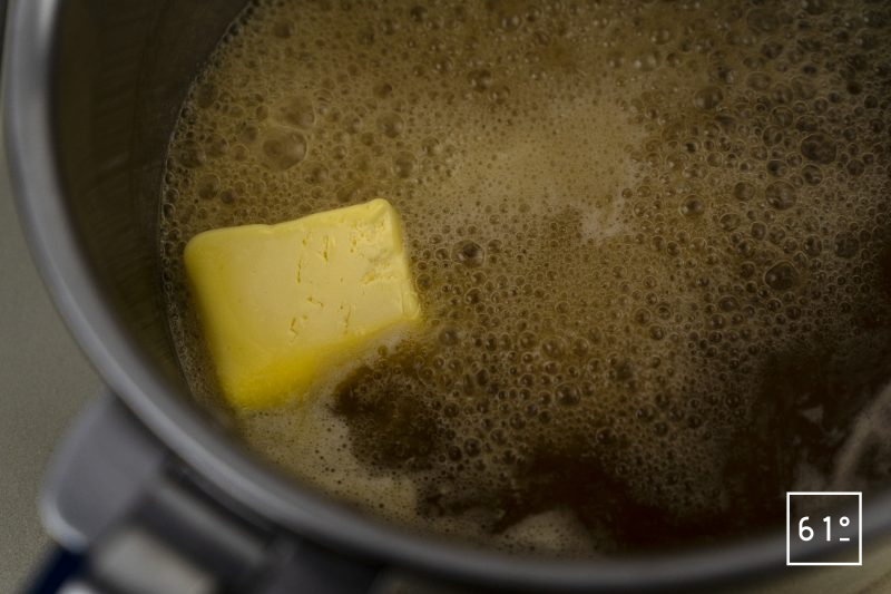 Chapon fermier - ajouter le beurre